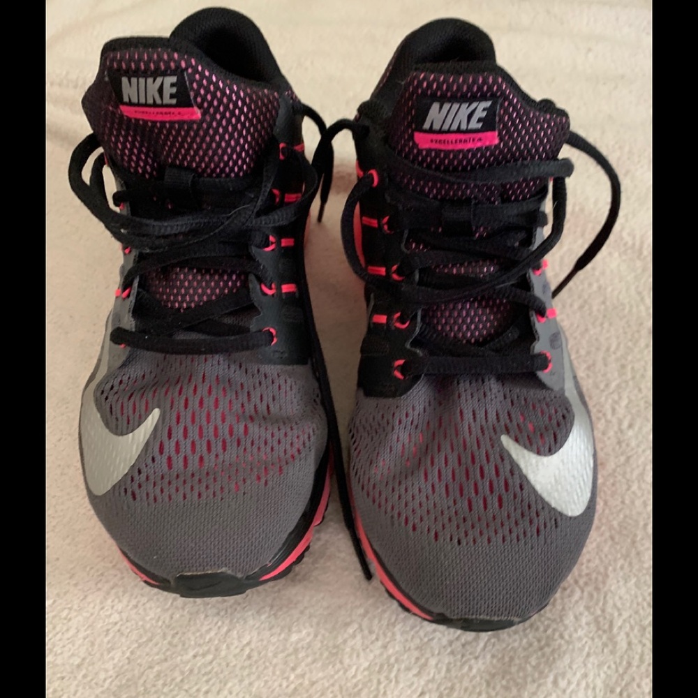 Nike 2015 Hyper Air Max black and pink size 7